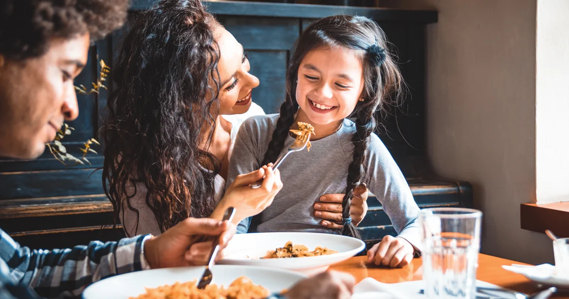 De área kids com jogos a menu especial, restaurantes para ir com as  crianças no Rio de Janeiro